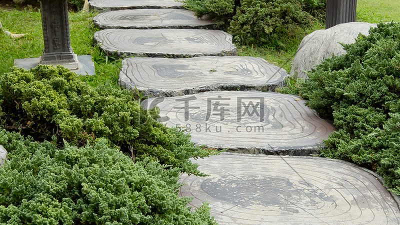 草坪铺设人工费主要包括以下几部分：